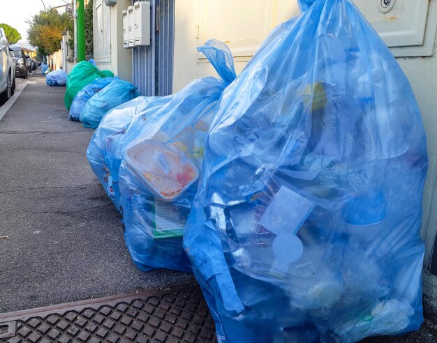 Foto dag terugtrekking van de zakken met plastic gescheiden inzameling voor recycling in italië