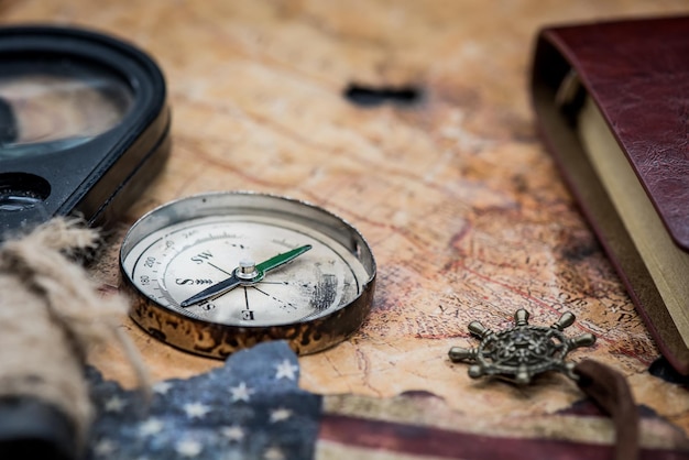 Dag van Columbus en wereldkaart met kompas
