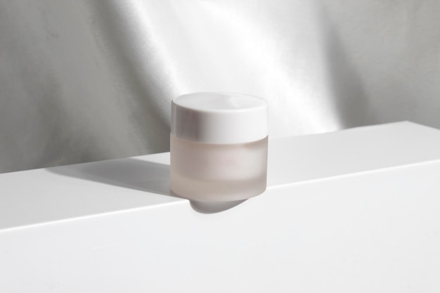 Dagcrème lotion huidverzorging met fles pot container op zonlicht, whitening cream branding mockup