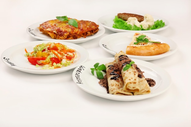 Dagelijks menu Platen met eten op tafel