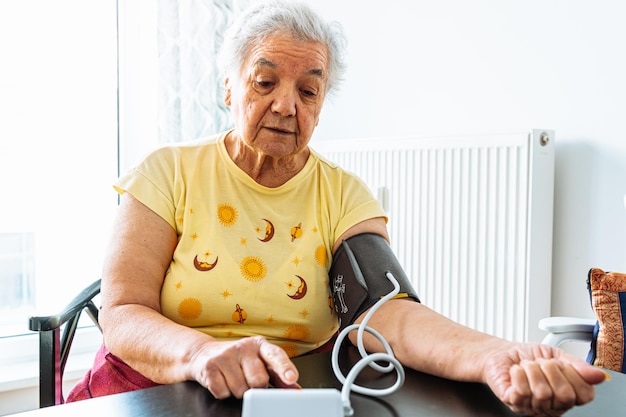 Foto dagelijkse gezondheidsmonitoring, het leven van ouderen thuis