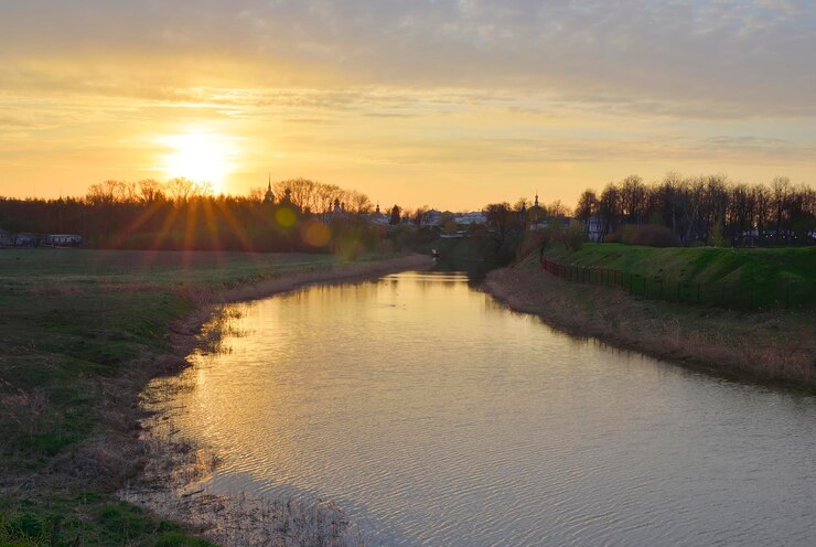 Dageraad aan de oever van de rivier de Kamenka