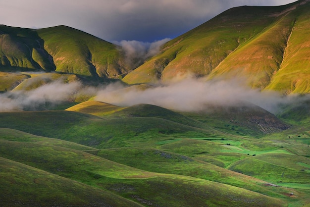 Dageraad bij castelluccio di norcia umbrië Italië