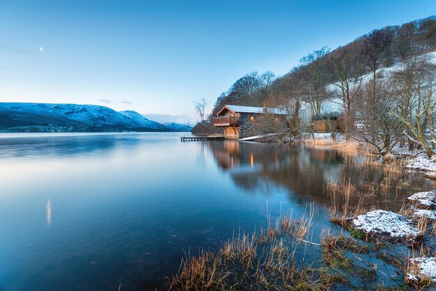 Dageraad bij het botenhuis van Pooley Bridge