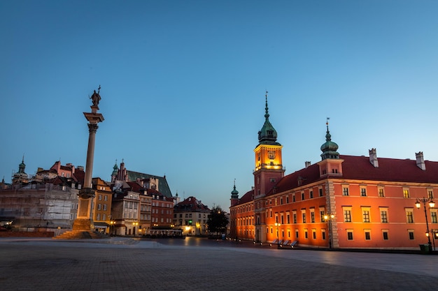 Foto dageraad op het kasteelplein in warschau in polen in de herfst