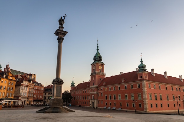 Foto dageraad op het kasteelplein in warschau in polen in de herfst