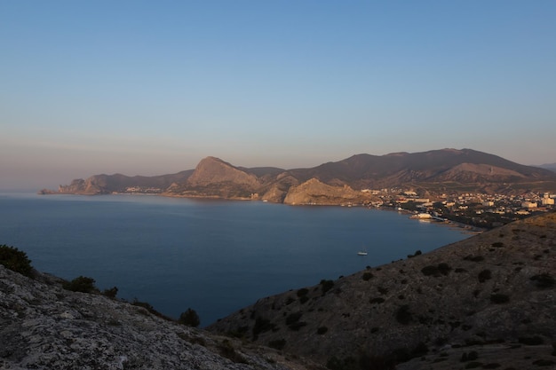 Dageraad over de rotsen en de kust van de Zwarte Zee bij Sudak