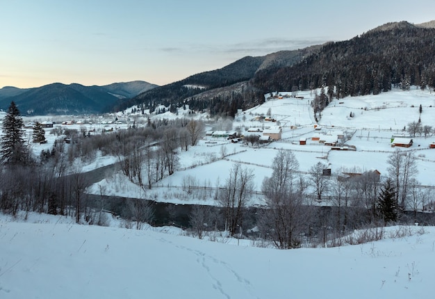 Dageraad winter Karpaten bergdorp Zelene Verkhovyna Oekraïne