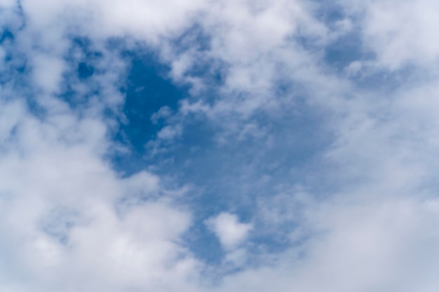 Foto daglichthemel met zachte wolken