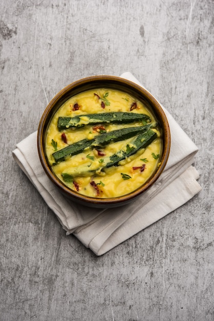 요구르트 그레이비의 Dahi Bhindi 또는 Okra, 그릇 또는 카라히, 선택적 초점 제공