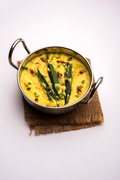 요구르트 그레이비의 Dahi Bhindi 또는 Okra, 그릇 또는 카라히, 선택적 초점 제공