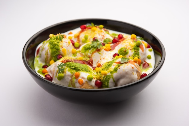 Dahi vada 또는 bhalla는 인도 출신의 chaat 유형이며 남아시아 전역에서 인기가 있습니다.