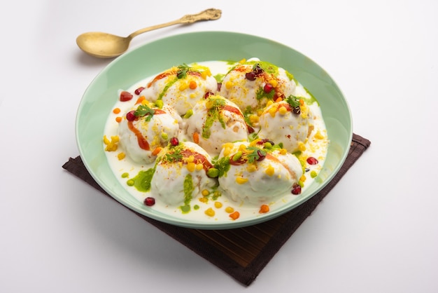 Dahi vada 또는 bhalla는 인도 출신의 chaat 유형이며 남아시아 전역에서 인기가 있습니다.