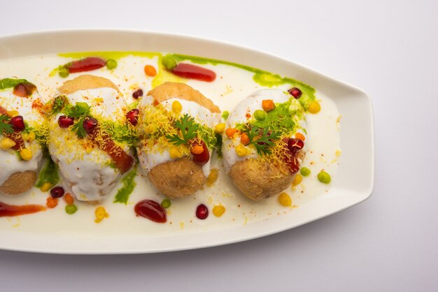 Dahi vada of bhhalla is een soort chaat afkomstig uit de Indiaan en populair in heel Zuid-Azië.