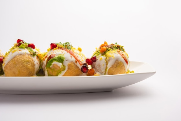 Dahi vada of bhhalla is een soort chaat afkomstig uit de Indiaan en populair in heel Zuid-Azië.