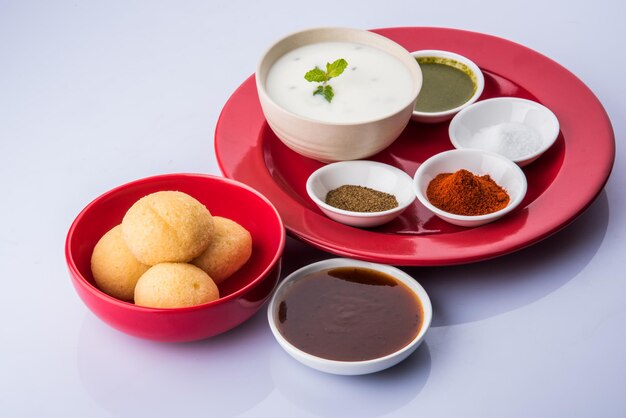 Dahi Vada of Dahi Bhalla ook bekend als Curd Vadai in Zuid-India, populair in heel India. Bereid door linzenvada's te weken in dikke dahi of yoghurt, gegarneerd met pittige en zoete chutney