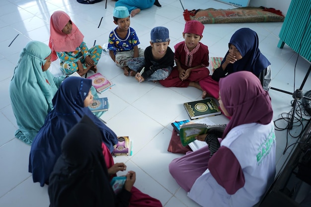 Dai BAZNAS Indonesië geeft Koranlessen aan kinderen in het dorp Bawalipu