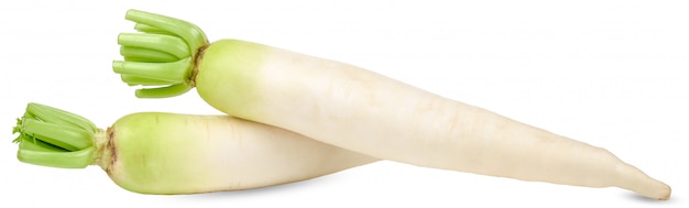 Ravanello di daikon isolato su fondo bianco