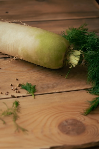 Foto daikon su una tavola di legno