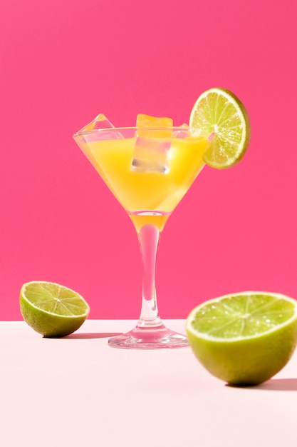 Photo daiquiri drink with ice and lime slice