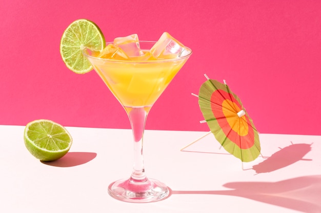 Foto bevanda daiquiri con fetta di lime e ghiaccio