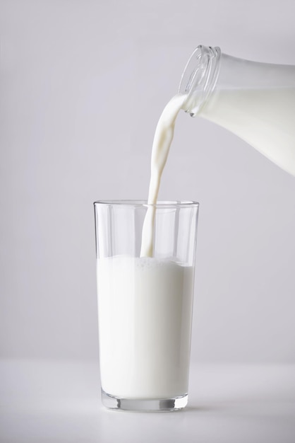 молочные продукты в стеклянной посуде на белом фоне