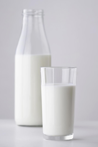 молочные продукты в стеклянной посуде на белом фоне