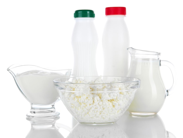 Молочные продукты, изолированные на белом фоне