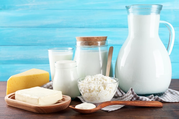 Молочные продукты на деревянном столе на синем фоне