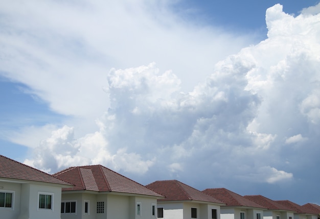 Dak van de huis het bruine baksteen, blauwe hemel en wolkenachtergrond.