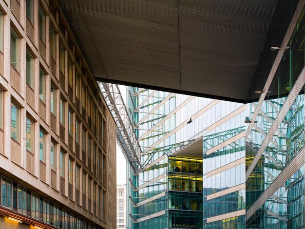 Dak van moderne glazen wolkenkrabbers als residentieel appartementenhuis of kantoorgebouw architectuur van Berlijn, hoofdstad van Duitsland. Duitse flat en huis, onroerend goed.