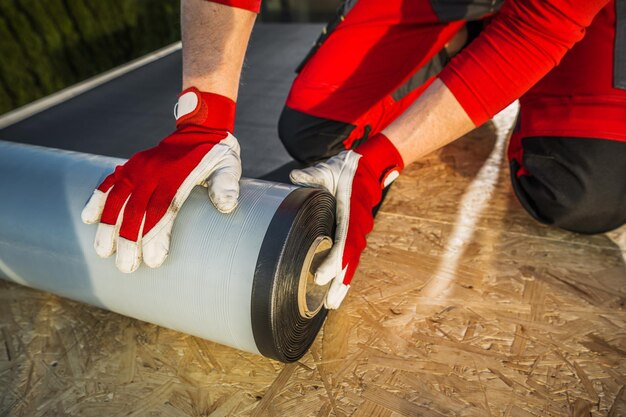 Dakdekker bereidt een rol EPDM-dakmembraanmateriaal voor