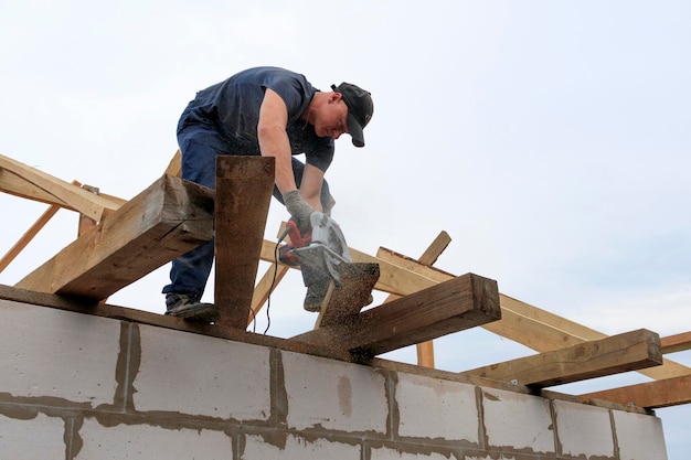 Dakdekker timmerman bezig met dakconstructie op een bouwplaats