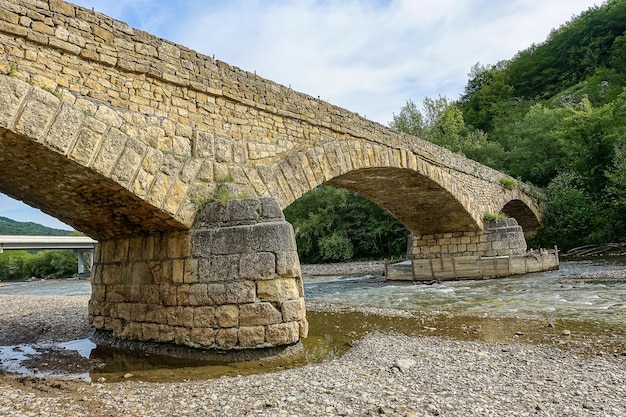 Dakhovsky pittoreske stenen brug over de rivier de Dakh Adygea Rusland 2021