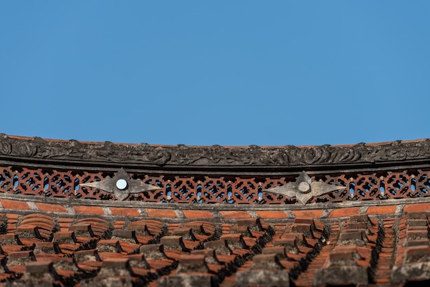 Dakranden en hoeken gemaakt van rode tegels in traditionele Chinese oude huizen
