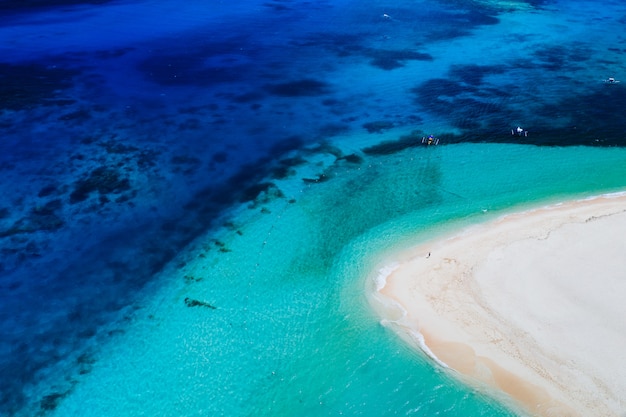 Daku eiland uitzicht vanuit de lucht. Man ontspannen met zonnebaden op het strand. Foto genomen met drone boven de prachtige scène. concept over reizen, natuur en mariene landschappen