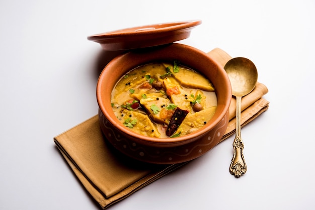 Dal Dhokli, Varan Phal of Chakolya is een gujarati, Rajasthani en maharashtrian gerecht gemaakt met diamantvormige tarwebloemcakes gekookt in een dal. Het is een makkelijke eenpansmaaltijd. geserveerd in een kom.