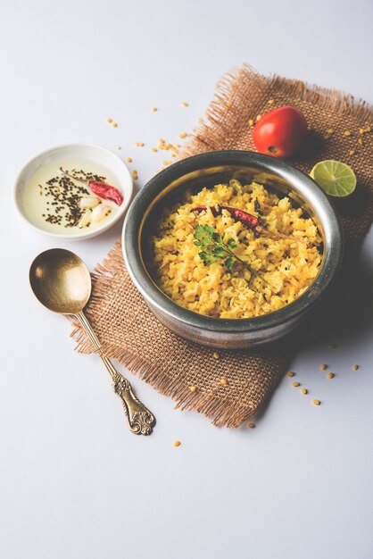 Dal khichadi 또는 Khichdi는 변덕스러운 배경 위에 그릇에 제공되는 맛있는 인도 한 냄비 요리법입니다.