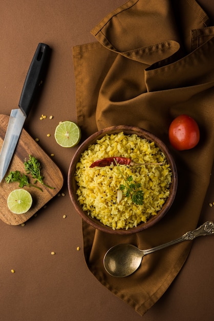 Foto dal khichadi of khichdi is een smakelijk indiaas eenpansrecept dat in een kom op een humeurige achtergrond wordt geserveerd