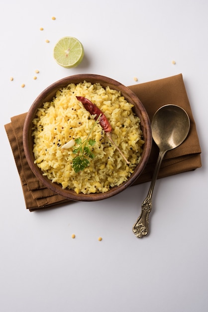 Dal khichadi of khichdi is een smakelijk indiaas eenpansrecept dat in een kom op een humeurige achtergrond wordt geserveerd