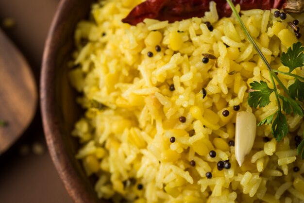 Dal Khichadi 또는 Khichdi는 변덕스러운 배경 위에 그릇에 제공되는 맛있는 인도 한 냄비 요리법입니다.