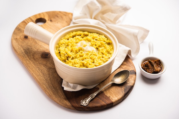 Photo dal khichdi fry with ghee served in a bowl