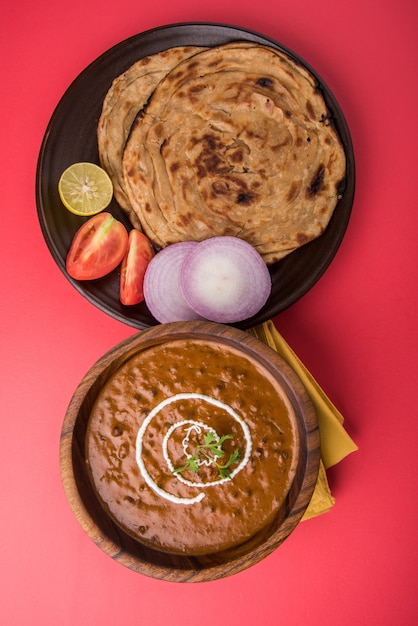 Dal makhani o daal makhni, pranzo o cena indiano servito con riso semplice e burro roti o chapati o paratha e insalata