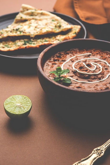 Dal makhani 또는 daal makhni는 전체 검은 렌즈콩, 붉은 강낭콩, 버터 및 크림을 사용하여 만든 인도 펀자브 지방의 인기 있는 음식으로 마늘 난 또는 인도 빵 또는 로티와 함께 제공됩니다.
