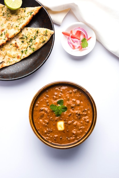 Dal makhani 또는 daal makhni는 전체 검은 렌즈콩, 붉은 강낭콩, 버터 및 크림을 사용하여 만든 인도 펀자브 지방의 인기 있는 음식으로 마늘 난 또는 인도 빵 또는 로티와 함께 제공됩니다.