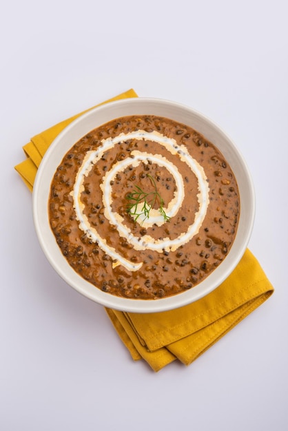 달 마카니(Dal makhani) 또는 달 마크니(dal makhni)는 인도 북부 요리법으로 그릇에 담겨 선택적으로 제공됩니다.