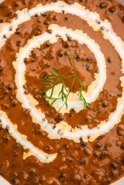 달 마카니(Dal makhani) 또는 달 마크니(dal makhni)는 인도 북부 요리법으로 그릇에 담겨 선택적으로 제공됩니다.