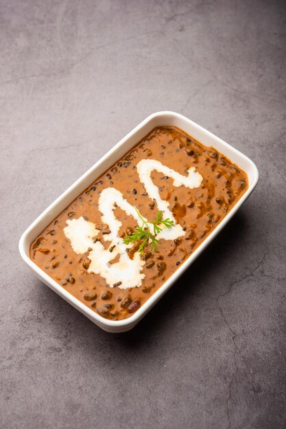 달 마카니(Dal makhani) 또는 달 마크니(dal makhni)는 인도 북부 요리법으로 그릇에 담겨 선택적으로 제공됩니다.