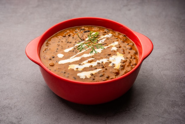 달 마카니(Dal makhani) 또는 달 마크니(dal makhni)는 인도 북부 요리법으로 그릇에 담겨 선택적으로 제공됩니다.