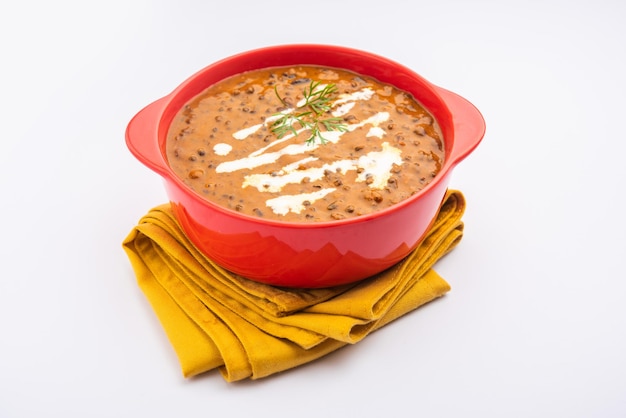 달 마카니(Dal makhani) 또는 달 마크니(dal makhni)는 인도 북부 요리법으로 그릇에 담겨 선택적으로 제공됩니다.